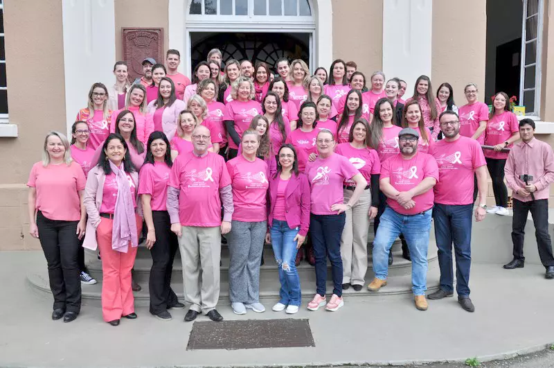 Servidores da Prefeitura de Rio Negro vestem rosa em apoio ao Outubro Rosa